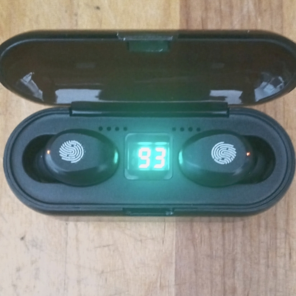 WATER PROOF EARBUDS 5.1 GREAT BASS PORTABLE/TRAVEL SIZE comes with charging case